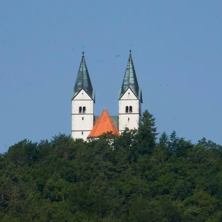 Gasthuis Na Kopitarjevi 3*